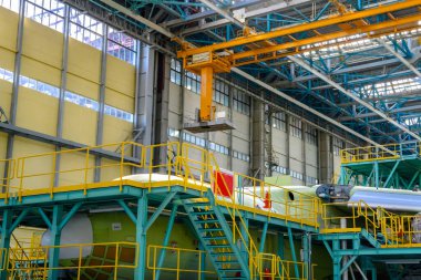 Bir uçak fabrikasındaki en büyük taşıma uçağı IL-76 'nın üretimi ve onarımı. Havacılık endüstrisi.