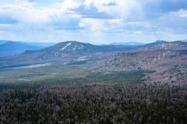 Baharda eşsiz bir manzarası, bitkisi ve çeşitliliği olan Güney Ural Dağları.