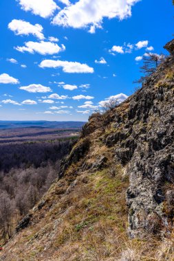 Baharda eşsiz bir manzarası, bitkisi ve çeşitliliği olan Güney Ural Dağları.