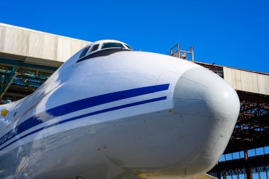 Bir uçak fabrikasındaki en büyük nakliye uçağı AN-124 'ün üretimi ve onarımı. Havacılık endüstrisi.
