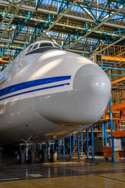 Bir uçak fabrikasındaki en büyük nakliye uçağı AN-124 'ün üretimi ve onarımı. Havacılık endüstrisi.