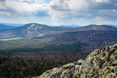 Baharda eşsiz bir manzarası, bitkisi ve çeşitliliği olan Güney Ural Dağları.