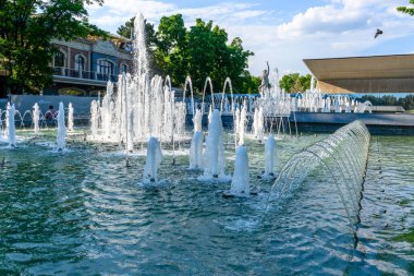 Krasnodar, Rusya - 2 Temmuz 2023: Yazın merkez caddedeki çeşme.