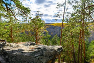 Sonbahar manzarası, sonbaharda dağlarda doğa, kayalar, dağlar, tepeler. Ormandaki kayaların manzarası.