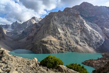 Tacikistan dağlarında güzel bir göl. Fan Dağları.