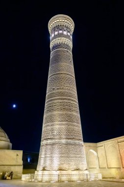 Buhara, Özbekistan - 26 Ağustos 2023: Mir-i-Arap Madrasa Kalyan minaresi ve Poi Kalyan Camii muhteşem bir gecede