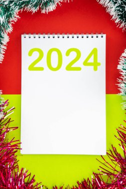 2022 yılı. Yılın sonuçlarını özetliyorum. Gelecek yıl için planlar. Yeni yıl arkaplanında.