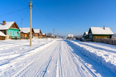 Kışın Rus karlı köyü. Ural Dağları, Rusya.
