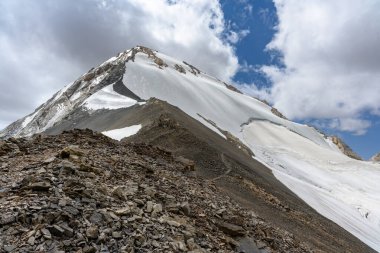 Yazın güneşli bir günde Tacikistan, Orta Asya 'da, Fan Dağları' nın Dağ Manzarası. Fan Dağları.