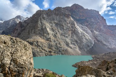 Tacikistan dağlarında güzel bir göl. Fan Dağları.