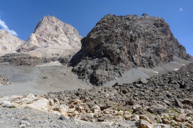 Yazın güneşli bir günde Tacikistan, Orta Asya 'da, Fan Dağları' nın Dağ Manzarası. Fan Dağları.