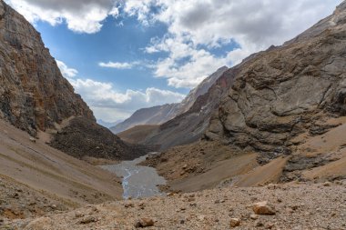 Yazın güneşli bir günde Tacikistan, Orta Asya 'da, Fan Dağları' nın Dağ Manzarası. Fan Dağları.