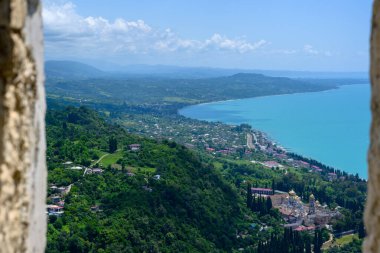 Yeni Athos, Abhazya, Gürcistan - 4 Temmuz 2022: Yeni Athos manastırı manzaralı manzara.