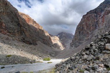 Yazın güneşli bir günde Tacikistan, Orta Asya 'da, Fan Dağları' nın Dağ Manzarası. Fan Dağları.