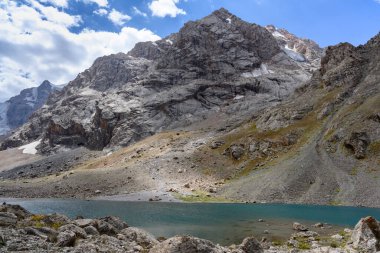 Tacikistan dağlarında güzel bir göl. Fan Dağları.