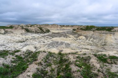 Kazakistan 'ın bozkırlarında tebeşir kayaları olan bir manzara. Kretase döneminin sonlarında. Bulutlu manzara.