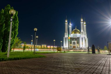 Aktobe, Kazakistan - 30 Nisan 2024: Aktobe kentindeki Nur Gasyr camisi. Kazakistan.