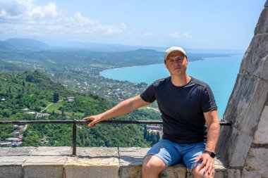 Karadeniz 'in arka planındaki adam ve Abhazya Cumhuriyeti' nin Yeni Athos şehri.