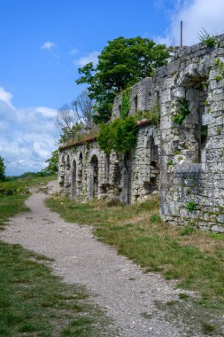 Yeni Athos, Abhazya, Gürcistan - 4 Temmuz 2022: Yeni Athos, Abhazya 'daki İverya Dağının tepesindeki Anacopia Kalesi kalıntıları.