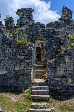 Yeni Athos, Abhazya, Gürcistan - 4 Temmuz 2022: Yeni Athos, Abhazya 'daki İverya Dağının tepesindeki Anacopia Kalesi kalıntıları.