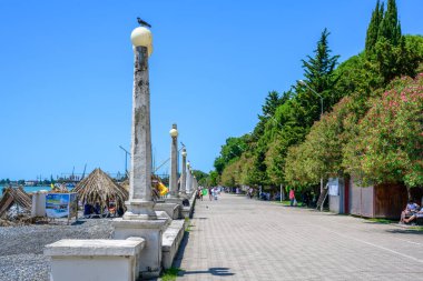 Sukhumi, Abhazya, Gürcistan - 22 Temmuz 2022: Güneşli bir yaz gününde şehir seti.