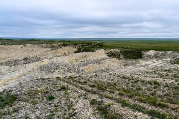 Kazakistan 'ın bozkırlarında tebeşir kayaları olan bir manzara. Kretase döneminin sonlarında. Bulutlu manzara.