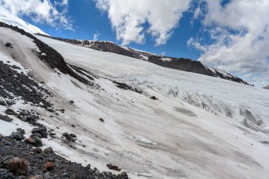Elbrus Dağı Kafkasya sırtındaki buzulun manzarası inanılmaz. Kuzey Kafkasya, Rusya. Dağ tırmanışı.