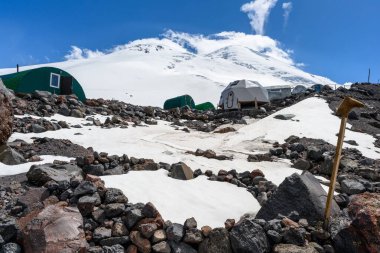 Elbrus kuzey taarruz kampı. Elbrus Dağı 'na tırmanıyorum. Kuzey Kafkasya, Rusya.
