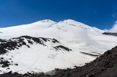 Elbrus kuzey taarruz kampı. Elbrus Dağı 'na tırmanıyorum. Kuzey Kafkasya, Rusya.
