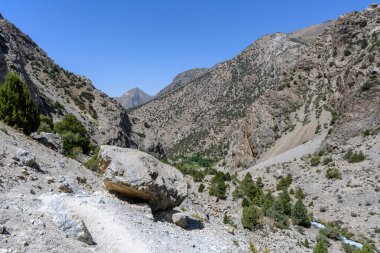 Tacikistan dağlarında yürüyüş parkurunda. Fan Dağları.