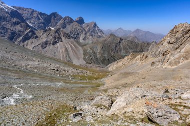 Yazın güneşli bir günde Tacikistan, Orta Asya 'da, Fan Dağları' nın Dağ Manzarası. Fan Dağları.