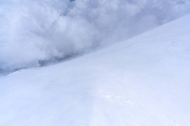 Elbrus Dağı Kafkasya sırtındaki buzulun manzarası inanılmaz. Kuzey Kafkasya, Rusya. Dağ tırmanışı.