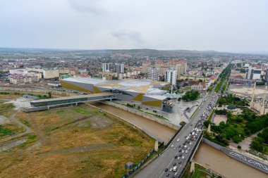 Grozny, Çeçenistan, Rusya - 30 Haziran 2024: Grozny, Rusya. Anma töreni. Şehir merkezinin panoraması havadan. Gün batımından sonra, Hava Görünümü