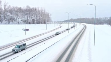 Ulyanovsk, Rusya - 13 Şubat 2024: Karlı kış yolu. Avrupa ormanlarının soğuk manzarası. Finlandiya otoyolu gezisi. Yol ve yol karlı sokak gezisi. Sürücü.