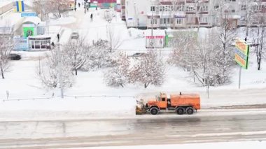 Ulyanovsk, Rusya - 13 Şubat 2024: Kar temizleyicileri gece şehir yollarına hizmet ediyor. Kar fırtınası ya da kar fırtınası sırasında kar temizleyen ağır değirmenci ya da frezya kamyonu.