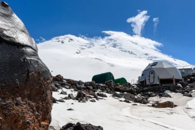 Elbrus kuzey taarruz kampı. Elbrus Dağı 'na tırmanıyorum. Kuzey Kafkasya, Rusya.