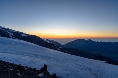 Elbrus Dağı Kafkasya sırtındaki buzulun manzarası inanılmaz. Kuzey Kafkasya, Rusya. Dağ tırmanışı.