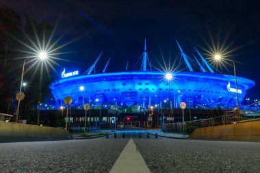 St. Petersburg, Rusya - 13 Eylül 2024: Yol kavşağındaki gece manzarası ve Gazprom Arena olarak bilinen Krestovsky Stadyumu Gazprom tarafından inşa edildi.