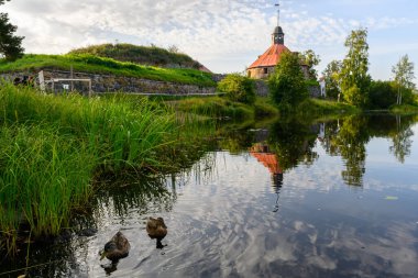 Priozersk, Rusya - 14 Eylül 2024: Vuoksa Nehri adasındaki taş kale Korela. Eski Arsenal binasının manzarası.