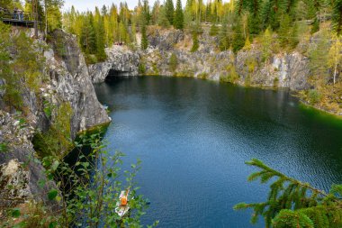 Sortavala, Rusya - 14 Eylül 2024: Ruskeala, Karelia, Rusya 'daki dağ parkındaki mermer kanyon. Güzel doğa manzarası.