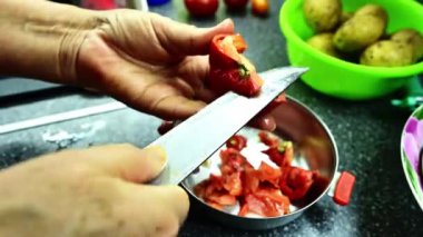 Büyükannem keskin bir bıçakla kırmızı domatesleri soyar. Vejetaryen mutfağı. Lezzetli ve sağlıklı yiyecek konsepti. Seçici odak