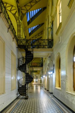 St. Petersburg, Rusya - 12 Eylül 2024: Vitebsk İstasyonu Koridorları. İç mekan. Spiral merdiven. Rusya 'nın şehirlerine trenle gitmek..