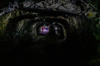 Sortavala, Rusya - 14 Eylül 2024: Ruskeala, Karelia, Rusya 'daki dağ parkındaki karanlık mağara. Güzel doğa manzarası.