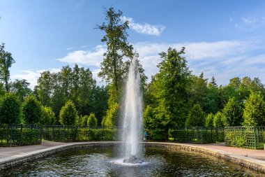 St. Petersburg, Rusya - 15 Eylül 2024: Peterhof Sarayı 'nda sonbahar, Petergof Sarayı' nda bulunan bir dizi saray ve bahçedir..