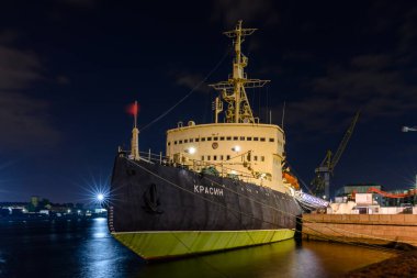 St. Petersburg, Rusya - 10 Eylül 2024: Büyük okyanus buzkıran Krasin şehir merkezindeki nehrin çim alanında, cazibelerle çevrili.