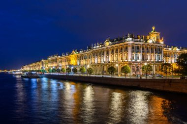 St. Petersburg, Rusya - 11 Eylül 2024: Saint-Petersburg ikonik Kış Sarayı 'nın aydınlık şehir manzarası üzerindeki gece manzarası Neva Nehri' ne yansıdı.