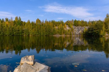 Ruskeala, Karelia, Rusya 'daki dağ parkındaki mermer kanyon. Güzel doğa manzarası.