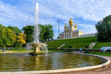 St. Petersburg, Rusya - 15 Eylül 2024: Peterhof Sarayı 'nda sonbahar, Petergof Sarayı' nda bulunan bir dizi saray ve bahçedir..