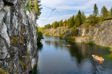 Sortavala, Rusya - 14 Eylül 2024: Ruskeala, Karelia, Rusya 'daki dağ parkındaki mermer kanyon. Güzel doğa manzarası.