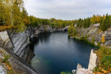 Sortavala, Rusya - 14 Eylül 2024: Ruskeala, Karelia, Rusya 'daki dağ parkındaki mermer kanyon. Güzel doğa manzarası.